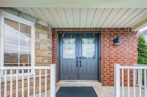 2 Catherwood LN, Clarington, ON L1B 1C1