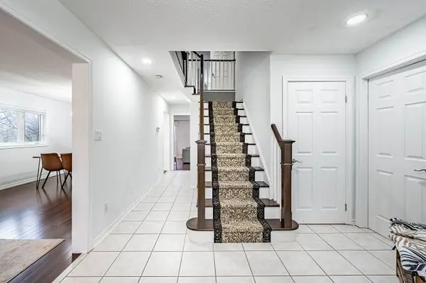 2 Catherwood LN, Clarington, ON L1B 1C1