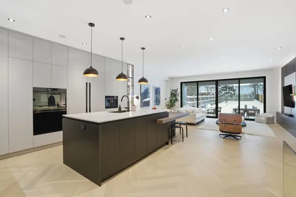 20B Broadview AVE, Mississauga, ON L5H 2S8