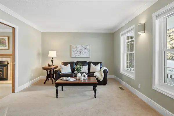 28 Weneil DR, Hamilton, ON L8B 0Z6