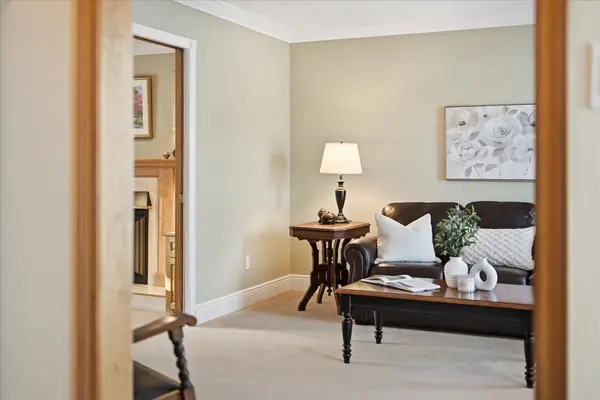 28 Weneil DR, Hamilton, ON L8B 0Z6