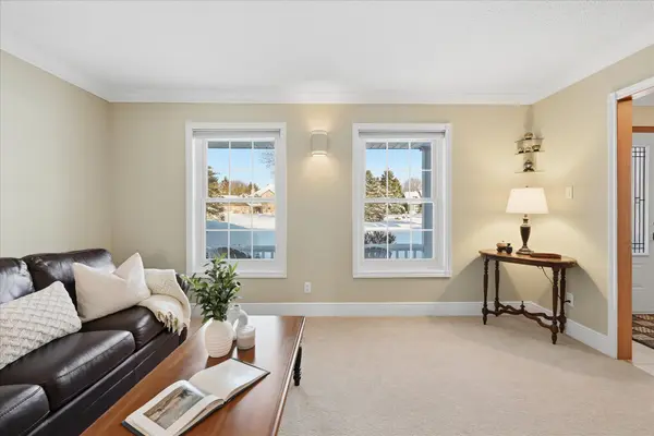 28 Weneil DR, Hamilton, ON L8B 0Z6