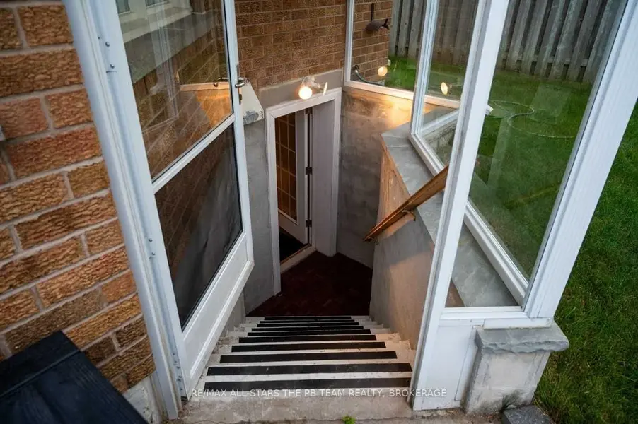 1915 Rosebank RD N, Pickering, ON L1V 1P7