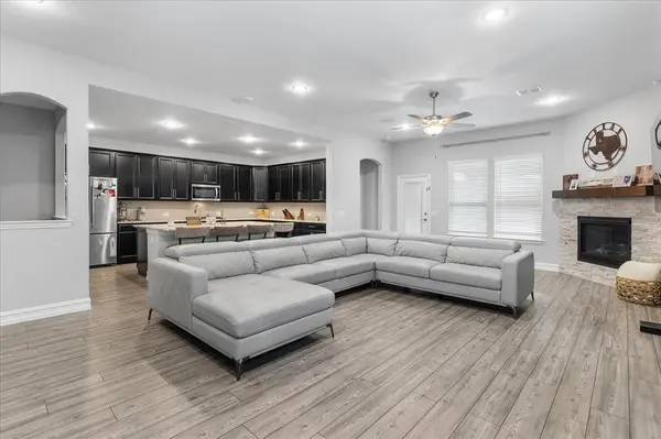 817 Crest Breeze Drive, Fort Worth, TX 76052