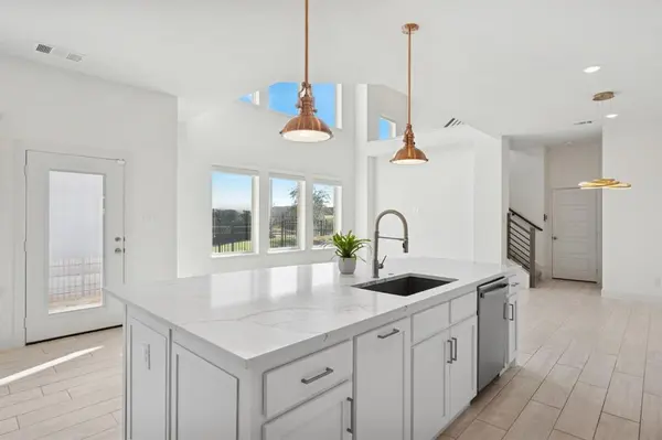 648 Courtyard Lane, Irving, TX 75039