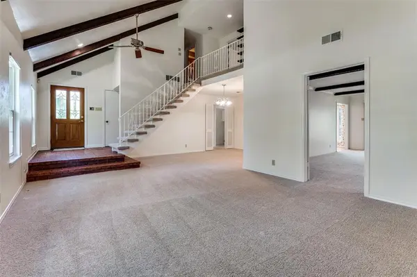 905 Live Oak Lane, Arlington, TX 76012