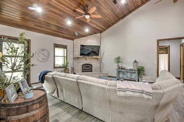 1024 Jordan Creek Road, Collinsville, TX 76233