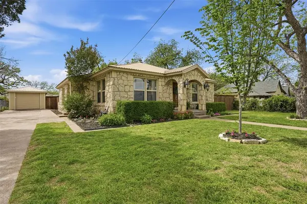 309 N Travis Street, Granbury, TX 76048