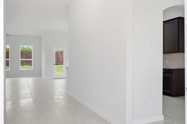 717 Roaring Springs Drive, Glenn Heights, TX 75154