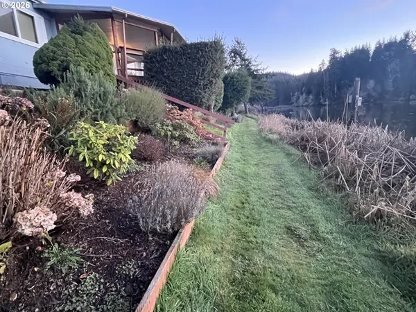 100 RIVER BEND RD #23, Reedsport, OR 97467