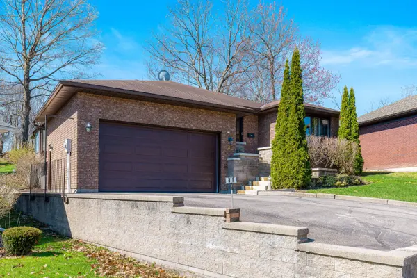 4 Malloch CT, Brockville, ON K6V 7A2