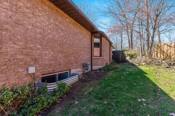 4 Malloch CT, Brockville, ON K6V 7A2