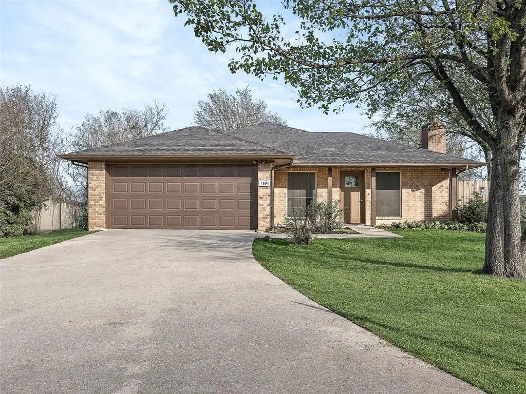 1006 Oakchase Court, Azle, TX 76020