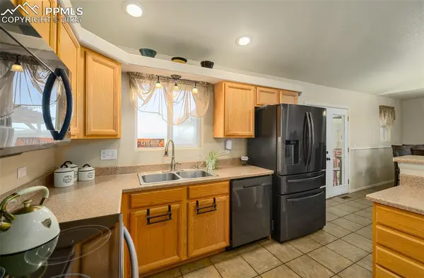 758 E Woodleaf DR, Pueblo, CO 81007