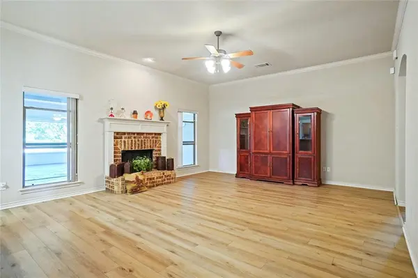 177 Lost Oak Drive, Azle, TX 76020