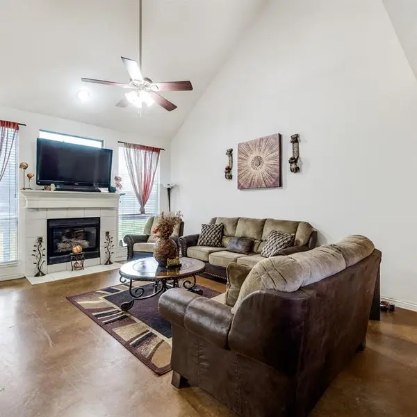 305 Ravenna Road, Lake Dallas, TX 75065