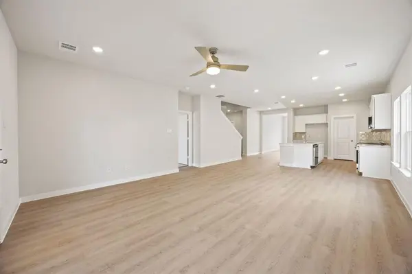 318 Amberville Drive, Red Oak, TX 75154