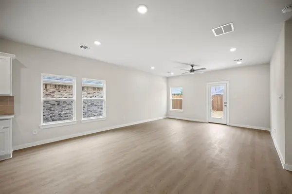 321 Amberville Drive, Red Oak, TX 75154