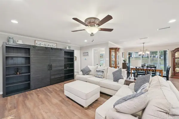 17 Lincolnshire Circle, Bedford, TX 76021