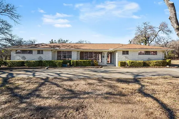 215 E Huitt Lane, Euless, TX 76040