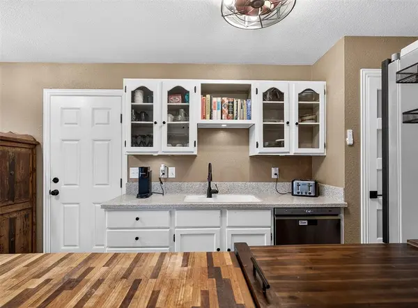 1006 Oakchase Court, Azle, TX 76020