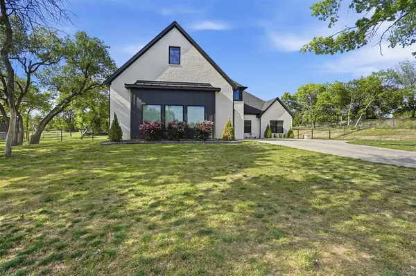 305 Glade Valley Road, Azle, TX 76020