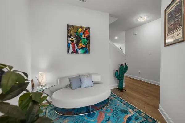 6834 Neals Way, Arlington, TX 76001