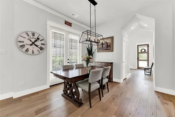 452 Jones Street, Grapevine, TX 76051