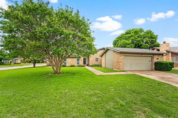 901 Shady Creek Lane, Bedford, TX 76021