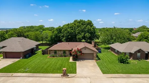 504 Bluebird Lane, Red Oak, TX 75154