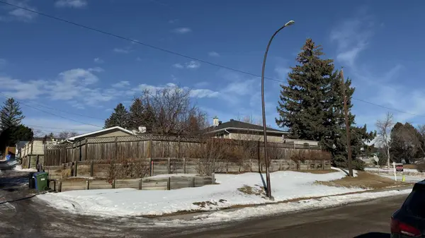 1 Thorncliffe CRES NW, Calgary, AB T2K3A9