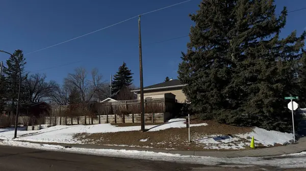 1 Thorncliffe CRES NW, Calgary, AB T2K3A9