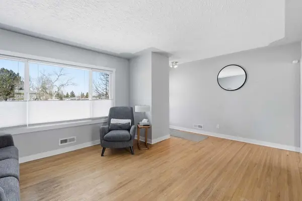 1 Thorncliffe CRES NW, Calgary, AB T2K3A9