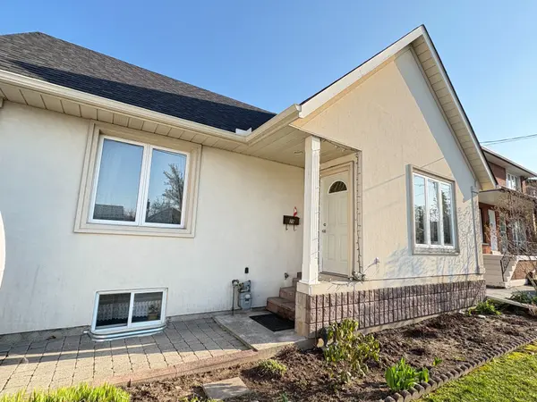 25 Burlingame RD, Toronto W06, ON M8W 1Y7