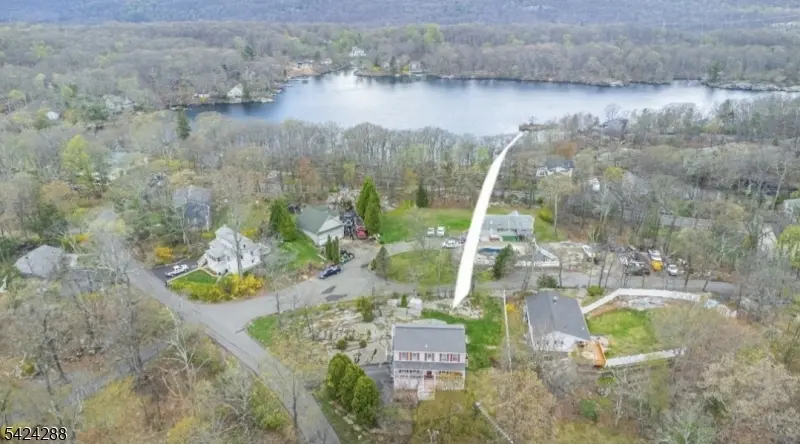 8 Papoose Trl, Hopatcong Boro, NJ 07821