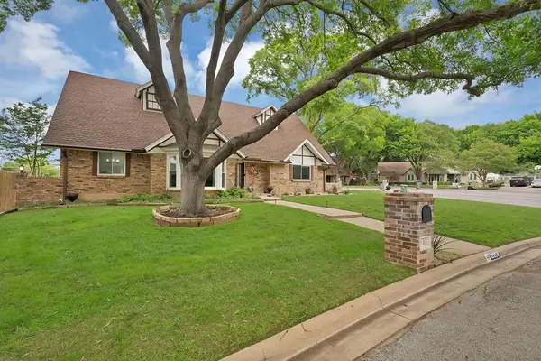 4025 Diamond Loch W, North Richland Hills, TX 76180