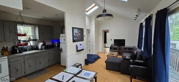 5 Geneva Trl, Hopatcong Boro, NJ 07843