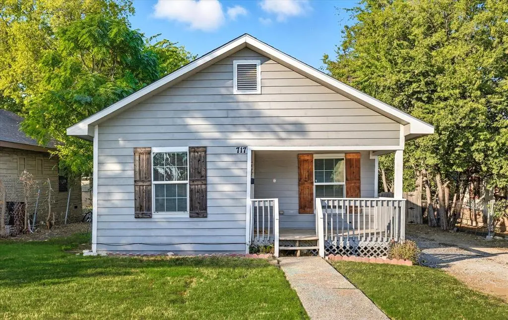 717 E Davis Avenue, Fort Worth, TX 76104