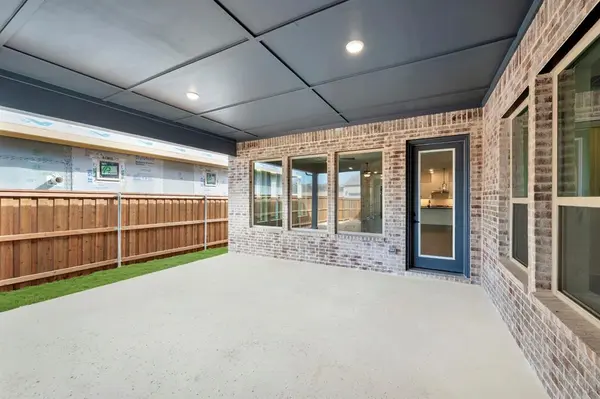 2075 Pine Grove Lane, Arlington, TX 76005