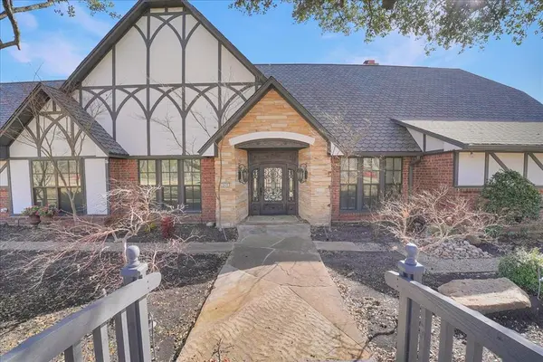 604 S Hampton Road, Oak Leaf, TX 75154