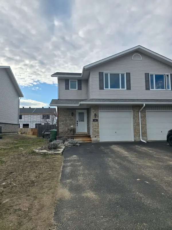 44 Winston AVE, Petawawa, ON K8H 0C1