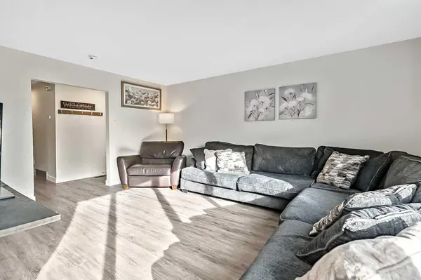 222 Springwood PL SW, Calgary, AB T2W 0L3