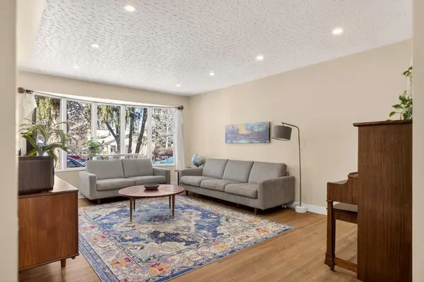 2507 Chicoutimi DR NW, Calgary, AB T2L 0W4