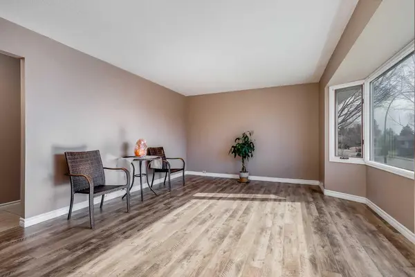 248 Huntcroft RD NE, Calgary, AB T2K 4E2