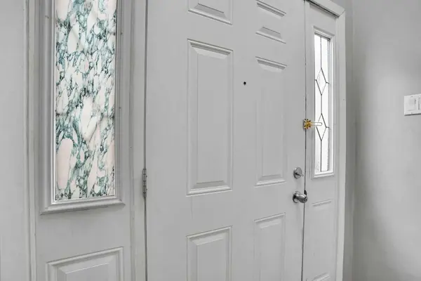 903 44 ST SE #D, Calgary, AB T2A 5K7