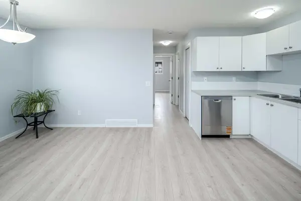 47 Bermuda WAY NW, Calgary, AB T3K 1H1