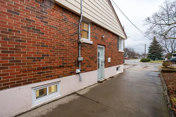 16 Fernwood CRES #Lower, Hamilton, ON L8T 3L1