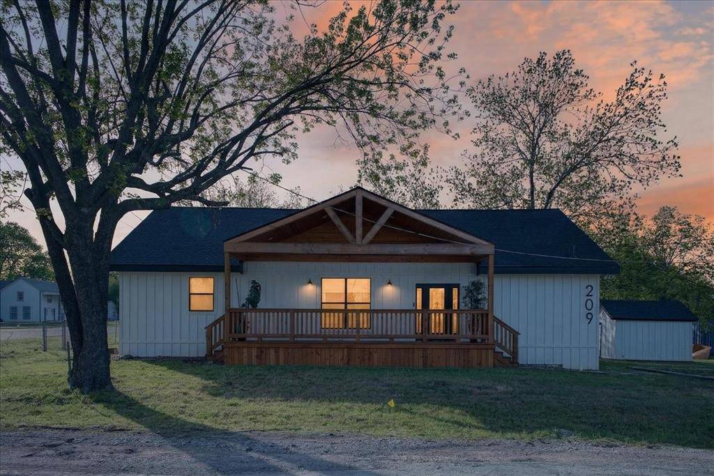 209 N Broad Street, Saint Jo, TX 76265