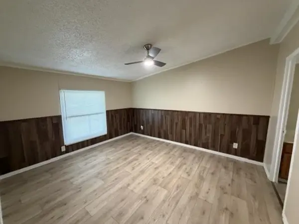 405 Hilltop Meadows Court, Springtown, TX 76082