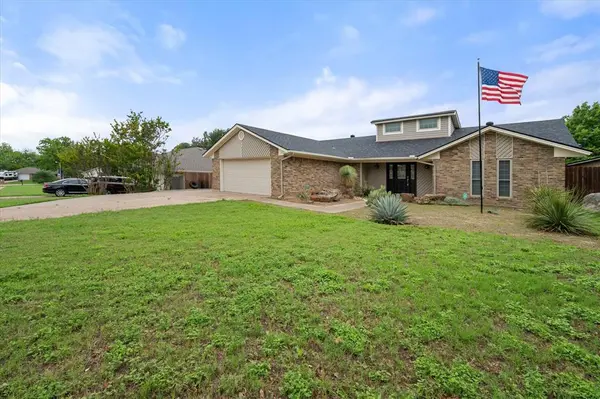 213 Meadowhill Drive, Benbrook, TX 76126